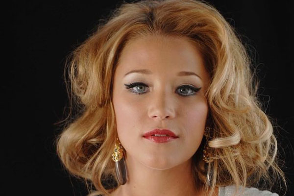 Kristen Renton Bio - Net Worth, Husband, Height, Instagram, Movies, TV